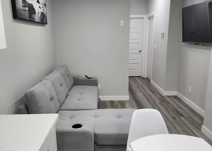 Lovely 2Bed & 1 Bath Basement Suite For 4 Guests