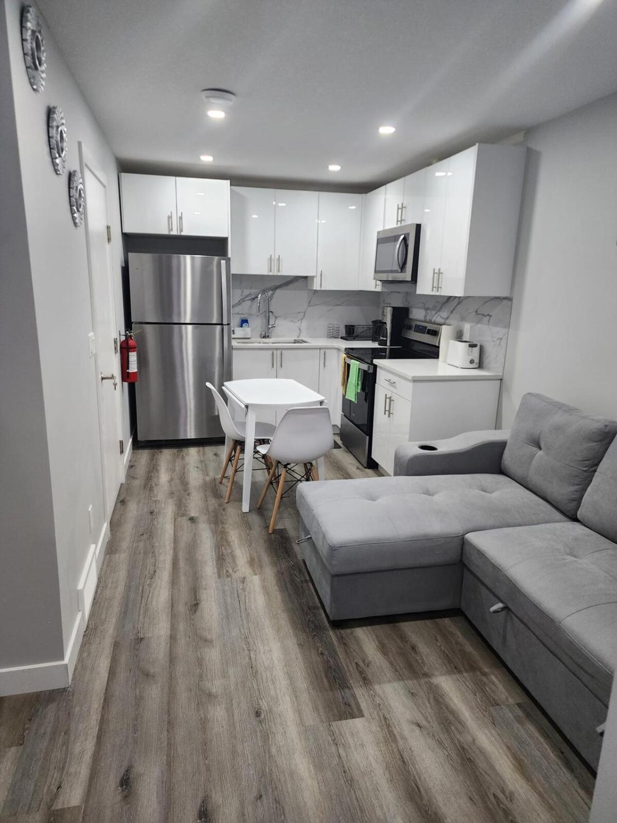 Apartment Lovely 2bed & 1 Bath Basement For 4 Guests