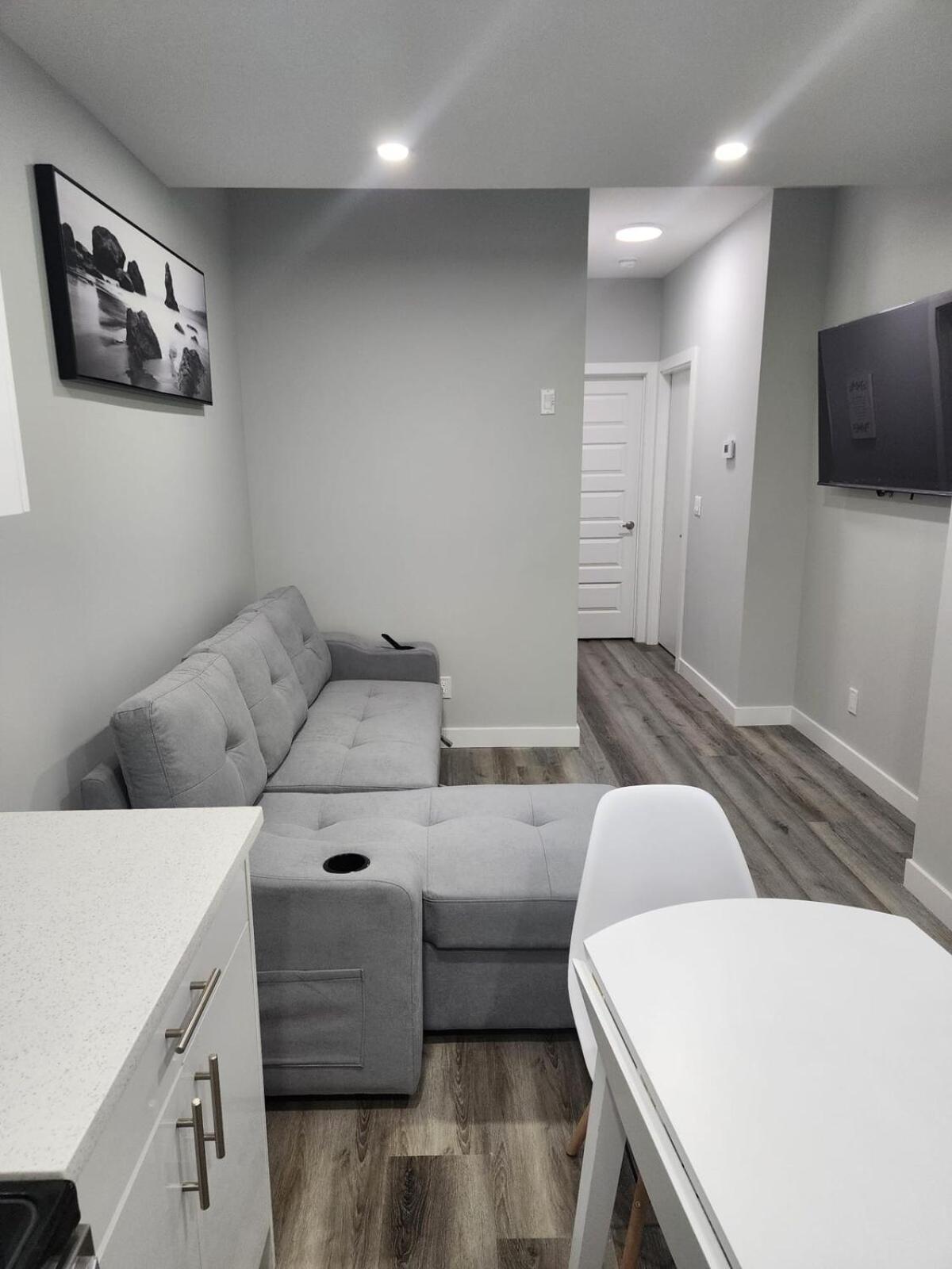 Lovely 2bed & 1 Bath Basement For 4 Guests Apartment *