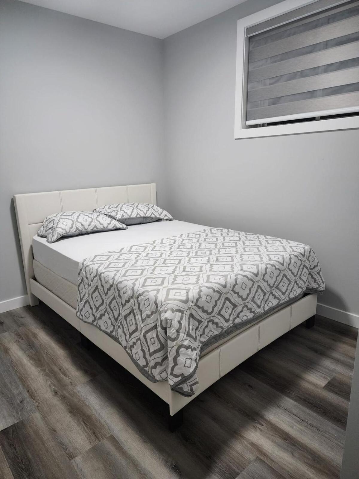 Apartment Lovely 2bed & 1 Bath Basement For 4 Guests